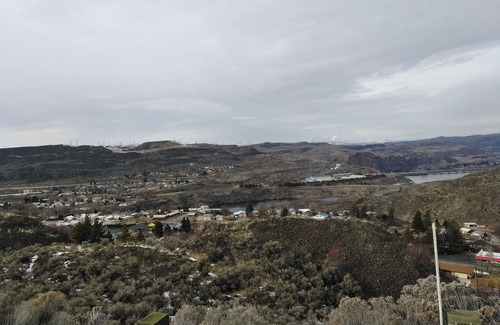 Grand Coulee House | You can see the fireworks from the comfort of the Dam house deck.