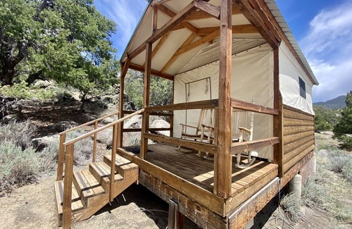Buena Vista Cabin | You don’t have to be a nature aficionado to enjoy glamping! Make memories in the great outdoors. Sleeps 2 in queen bed. Site includes a picnic table and outdoor fire pit.