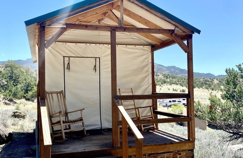 Buena Vista Cabin | You don’t have to be a nature aficionado to enjoy glamping! Make memories in the great outdoors. Sleeps 2 in queen bed. Site includes a picnic table and outdoor fire pit.