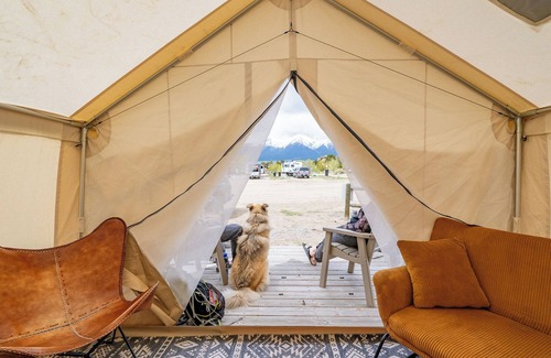 Buena Vista Cabin | You don’t have to be a nature aficionado to enjoy glamping! Make memories in the great outdoors. Sleeps 2 in queen bed. Site includes a picnic table and outdoor fire pit.