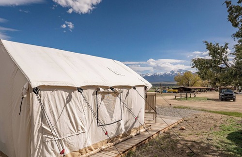 Buena Vista Cabin | You don’t have to be a nature aficionado to enjoy glamping! Make memories in the great outdoors. Sleeps 2 in queen bed. Site includes a picnic table and outdoor fire pit.