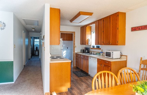 Weatherford House | You Don’t Want to Miss This! Full Kitchen, Outdoor Pool, Free Parking!