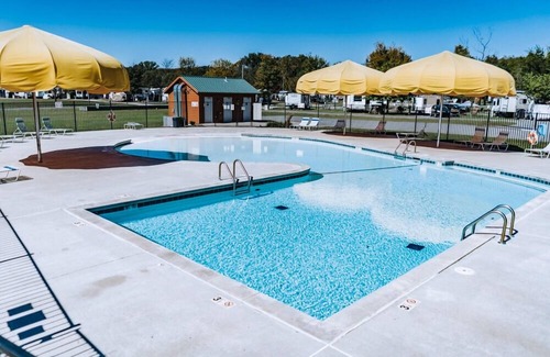 Weatherford House | You Don’t Want to Miss This! Full Kitchen, Outdoor Pool, Free Parking!