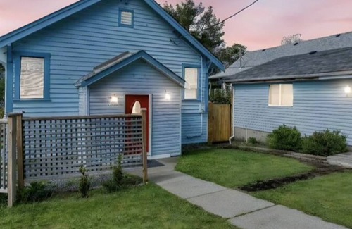 Youbou House | Youbou Lakefront Getaway: Relax And Unwind