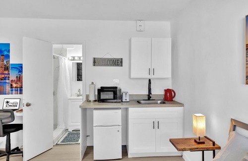 Downtown Hollywood Apartment | Young Circle & Hollywood Blvd ~ Posh Studio Suite