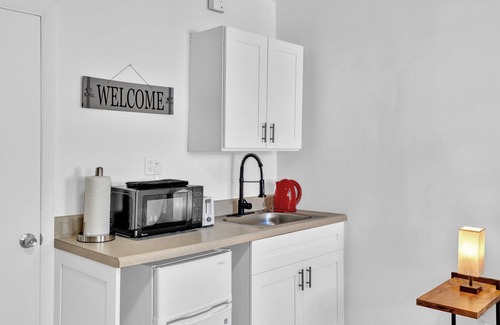 Downtown Hollywood Apartment | Young Circle & Hollywood Blvd ~ Posh Studio Suite