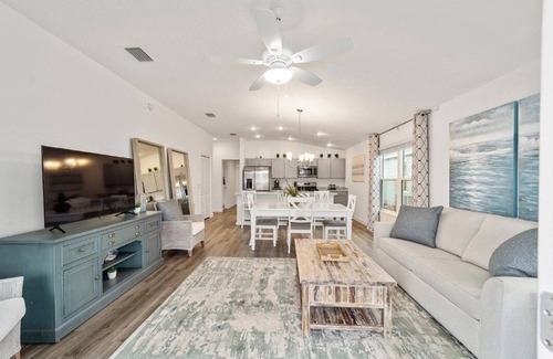 Okahumpka House | Your 2BR Escape: Golf, Games, and Getaways