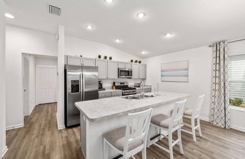 Okahumpka House | Your 2BR Escape: Golf, Games, and Getaways