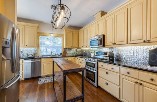McKinney House | Your 5 Star Retreat! 3 King Beds-10 Min Walk to Downtown McKinney