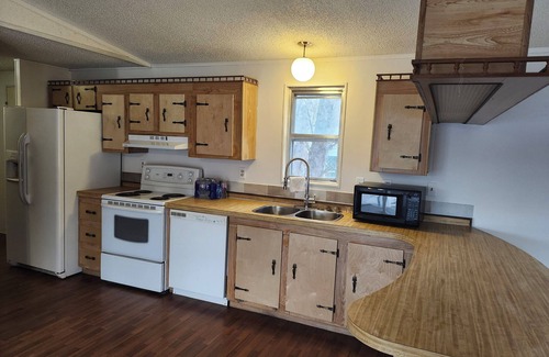 Hinton House | Your adventure starts here!Cozy home,near the rockies! Sleeps 10.