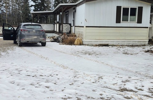 Hinton House | Your adventure starts here!Cozy home,near the rockies! Sleeps 10.
