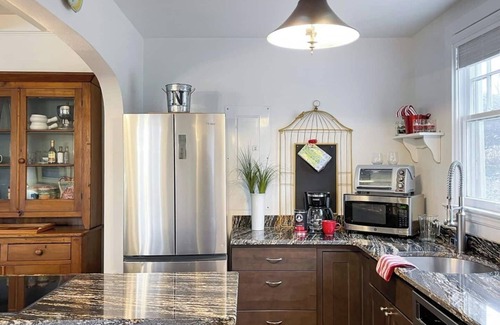 West Annapolis Cottage | Your Annapolis Waterfront retreat - a short walk to Navy Football Home Games