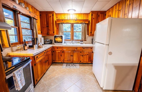 Highlands Hills Cabin | Your Blue Ridge Mountain Home~4 mins to Downtown~Firepit