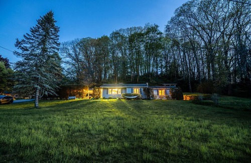 Highlands Hills Cabin | Your Blue Ridge Mountain Home~4 mins to Downtown~Firepit