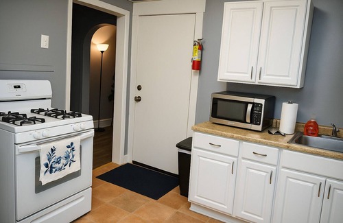Cheektowaga House | Your Buffalo Hideaway- 2-bedroom with 2 comfy queen-size bed near BUF Airport