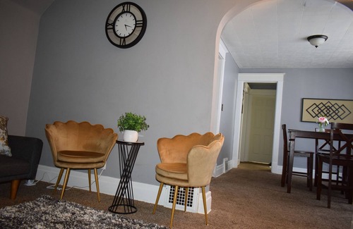 Cheektowaga House | Your Buffalo Hideaway- 2-bedroom with 2 comfy queen-size bed near BUF Airport