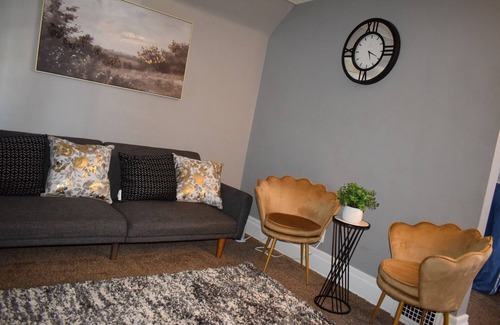 Cheektowaga House | Your Buffalo Hideaway- 2-bedroom with 2 comfy queen-size bed near BUF Airport