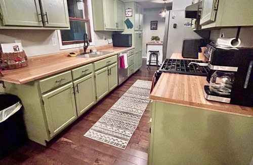 Ellettsville Cottage | Your charming 3-bedroom cottage retreat awaits! 10min to IU Stadium!