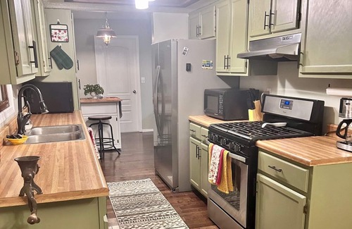 Ellettsville Cottage | Your charming 3-bedroom cottage retreat awaits! 10min to IU Stadium!