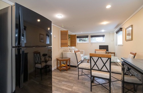 Saanich House | Your choice of 1 or 2 bedroom configuration