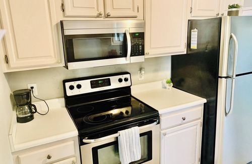 Terry Sanford House | ⁂Your Cozy Home-Minutes to Base, 15min to Downtown ⁂