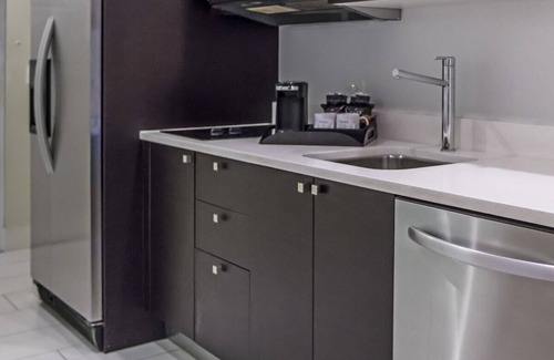 Ludlam House | Your Dream Miami Retreat Awaits! 2 Relaxing Rooms | Kitchen + Balcony | Pool