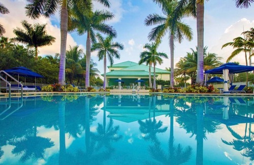 Ludlam House | Your Dream Miami Retreat Awaits! 2 Relaxing Rooms | Kitchen + Balcony | Pool
