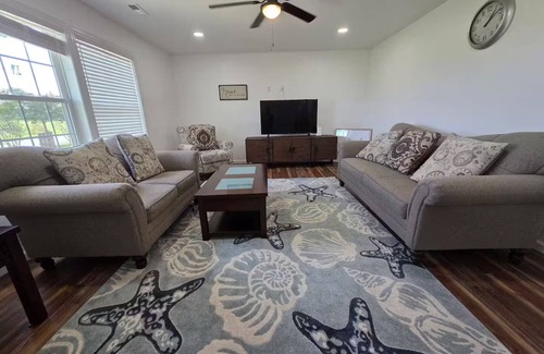 Georgetown House | Your fam will be close to everything when stay at this centrally-located place.