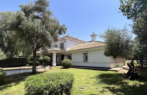 Mairena del Aljarafe Villa | Your family pool 15 minutes from the center of Seville
