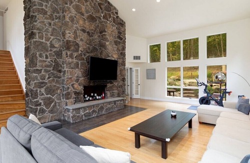 Goshen House | Your Family Getaway - 1 Hour from NYC! Hudson Valley Charm w/ Modern Upgrades!