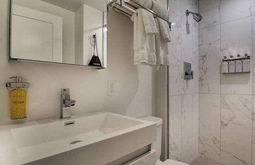 Foggy Bottom Hotel | Your Gateway to D.C.: Cozy Hive Near White House – Perfect for Sightseers