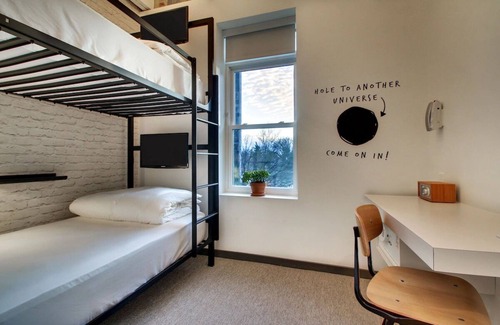 Foggy Bottom Hotel | Your Gateway to D.C.: Cozy Hive Near White House – Perfect for Sightseers