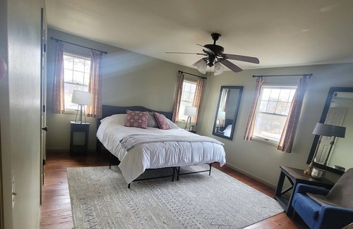 Benton County House | "Your Hilltop Haven: Embrace Bentonville & NWA's Vibrant Epicenter!"
