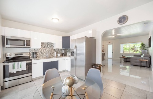 Parkside House | Your Hollywood Hideaway! Central Location 2BR Home