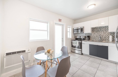 Parkside House | Your Hollywood Hideaway! Central Location 2BR Home