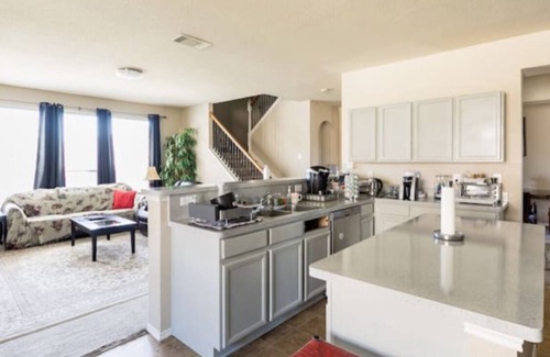 Southeast Arlington House | Your Home - 3 Full Beds & Bathrooms - ♿️, Hoyer lift