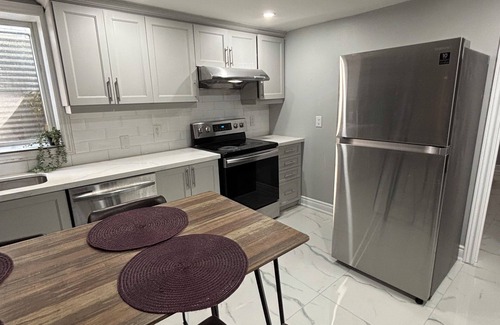 Brampton House | Your Home Away From Home Basement 3 Bedrooom 2 Full Washroom