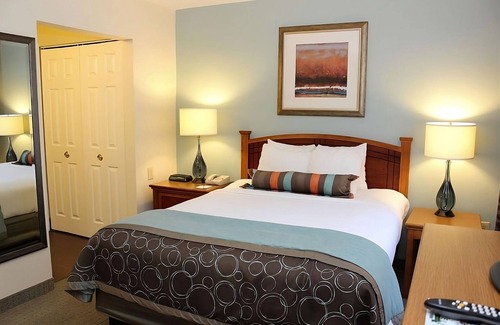 Vancouver Hotel | Your Home Away From Home! Kitchenette, Free Parking, with Breakfast, Pool!