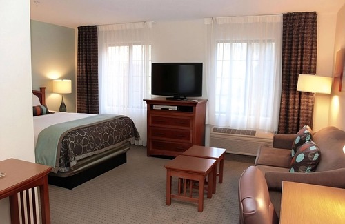 Vancouver Hotel | Your Home Away From Home! Kitchenette, Free Parking, with Breakfast, Pool!