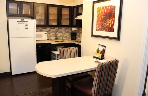 Vancouver Hotel | Your Home Away From Home! Kitchenette, Free Parking, with Breakfast, Pool!