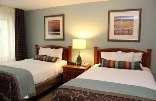 Vancouver Hotel | Your Home Away From Home! 3 Comfortable Units, Free Breakfast, Outdoor Pool!