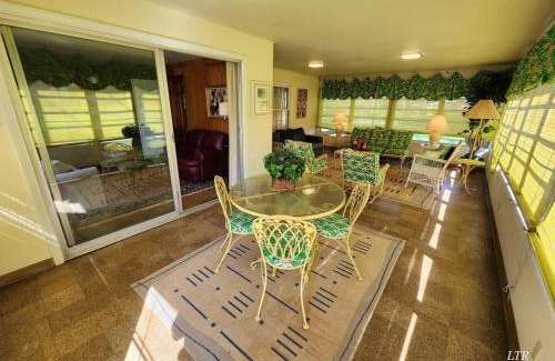 Youngstown House | Your Home Away from Home Sleeps 12 Fully Equipped
