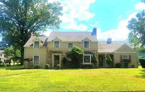Youngstown House | Your Home Away from Home Sleeps 12 Fully Equipped