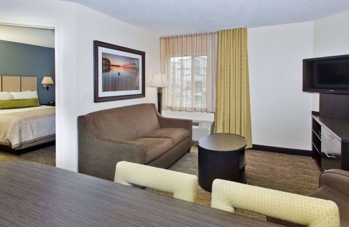 Horsham House | Your Home Away From Home! Free Parking, Pets Allowed, Near Speed Raceway