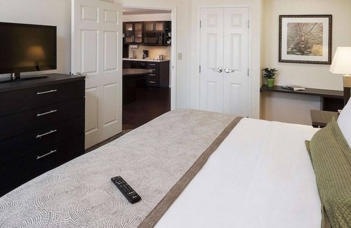 Horsham House | Your Home Away From Home! Free Parking, Pets Allowed, Near Speed Raceway