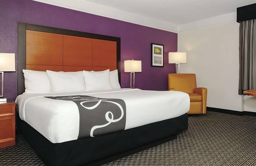 Guasti House | Your Home Away From Home! Amazing unit w/Pool access Near Toyota Arena!