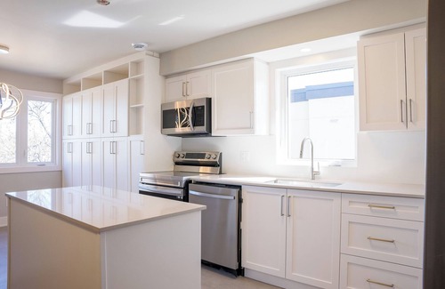 Ottawa Division Apartment | Your Home Away From Home in Ottawa - close to work, schools, hospitals, parks