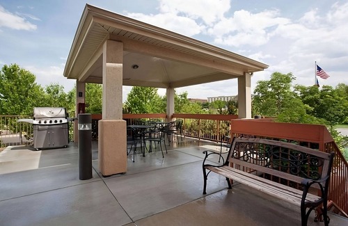 Golden Apartment | Your Home Away From Home! Pet-Friendly Stay with Kitchenette!