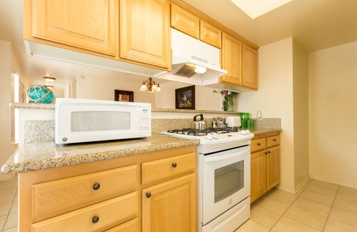Oxnard Shores Hotel | Your Home Away From Home! 2 Classy Units, Full Kitchen & Free Parking!