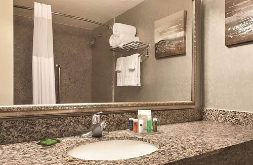 Fort Worth Hotel | Your Home Away From Home! 2 Great Units, Free Parking, On-Site Restaurant